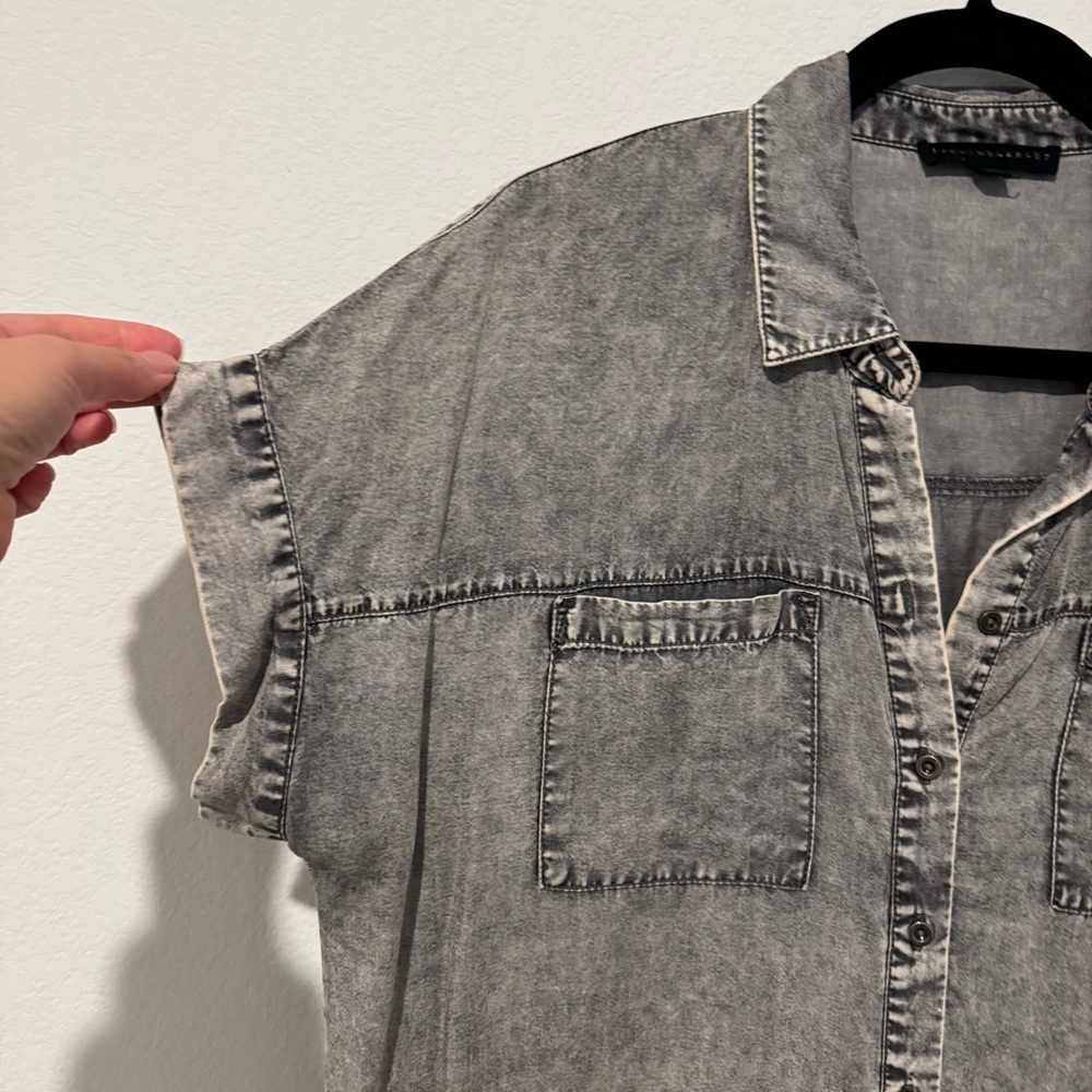 Jane and Delancey Black Acid Wash Short Sleeve Button Down Top - Picture 2 of 6